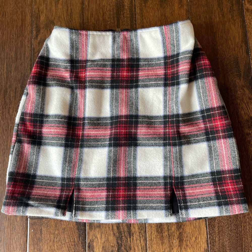 Super cute plaid ultra-high waisted mini skirt, perfect for the holidays!